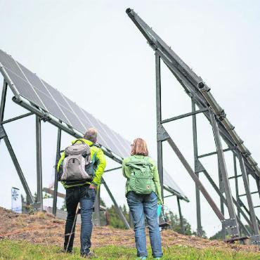 Unterwegs im Solar-Express - Imposant: Die beiden Trägerkonstruktionen für die Solarmodule am Hornberg waren vor Ort zusammengesetzt worden. FOTOS: SVEN PIEREN/ MÜLLER MARKETING & DRUCK