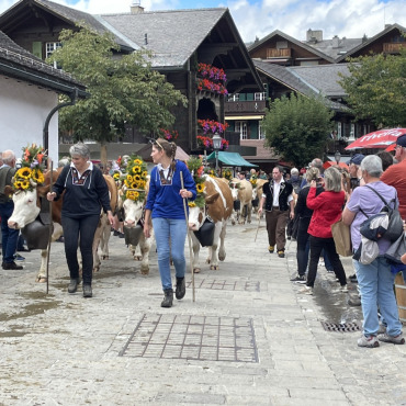 Gstaad Züglete 2022 – ein Erlebnis in jeder Hinsicht - Viele Zuschauerinnen und Zuschauer säumten die Promenade. 