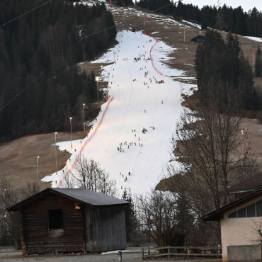 So gehen Europacuprennen in Gstaad - Die Hublen-Piste am Montagmorgen überraschte sowohl Fahrer als auch Trainer. Auch wenn die Umgebung nicht viel Winterliches hatte, konnte professioneller Schneesport betrieben werden. (Foto: AvS)