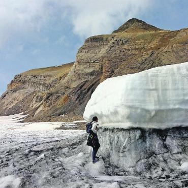 Klimawandel auf dem Glacier 3000: «Wir beobachten von Jahr zu Jahr, wie der Gletscher sich verändert» - Seit 1850 hat das Volumen der Schweizer Gletscher um rund zwei Drittel abgenommen, schreibt die Akademie der Naturwissenschaften Schweiz. Die Fläche der Alpengletscher ist in den letzten 40 Jahren um einen Drittel geschrumpft, allein seit 2010 ging ein Fünftel des Eisvolumens verloren. Fachleute erwarten eine globale Temperaturzunahme von bis zu drei Grad Celsius bis zum Ende des Jahrhunderts – damit droht den Schweizer Gletschern bis dahin das Aus. Selbst wenn ab sofort keine Treibhausgase mehr produziert würden, «kann man die Schweizer Gletscher nicht mehr retten», wird der Glaziologe Matthias Huss zitiert. Sogar bei diesem Szenario würden viele kleinere Gletscher verschwinden und die grossen Gletscherzungen stark schrumpfen. Quellen: Matthias Huss, ETH Zürich/Universität Freiburg; naturwissenschaften.ch; scnat.ch; wwf.ch FOTOS: MATTHIAS HUSS, ETH ZÜRICH/UNIVERSITÄT FREIBURG