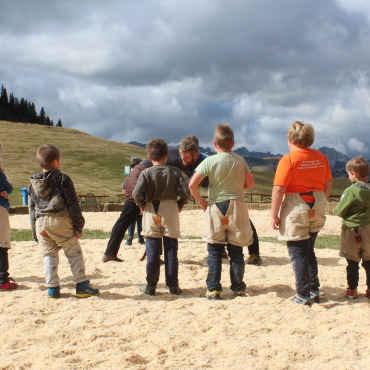 Aellen Florian ist Festsieger auf dem Hornberg - In die typischen Hosen gestiegen, schauen die Kinder den beiden Grossen zu und sind parat, um sich selbst zu versuchen.  (Foto: zog)