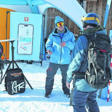 Für weniger Schneesportunfälle auf der Piste unterwegs - Ein Suva-Präventionsbotschafter erklärt, wie der Gewichtsrucksack die zusätzliche Belastung beim Skifahren simuliert.