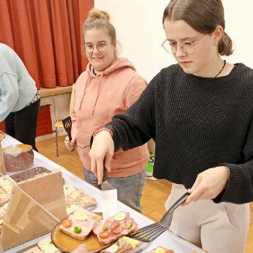 «Beleidigti Brötli» haben «Alles beschtens greglet!» - Belegte Brötli und Kuchen umhüllen himmlisch ganzheitlich die Lachmuskeln und haben Kultstatus.