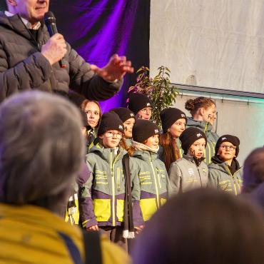 Goldjunge ganz nah: Boltigen feiert seinen Franjo von Allmen