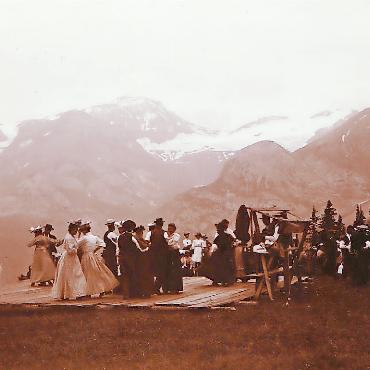 Ölbild von François Furet: Kunstwerk und Zeitdokument - Sufsunntig auf der Wispile mit dem Mutthorn, dem Hahnenschritthorn und dem Wildhorn im Hintergrund, um 1910. FOTO: PAUL BRATSCHI