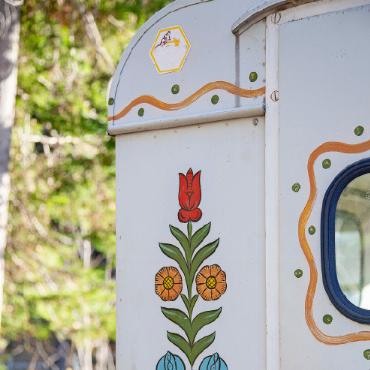 Das fahrende Kunstwerk - Schöne Blumenornamente zieren die Hinterseite des Wagens.