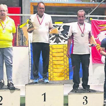 Titelgewinn für den Bowls Club Gstaad an den Bowls Schweizermeisterschaften - Bowls Singles Schweizermeisterschaft 2023, Podest Herren mit Markus Merz und seiner Goldmedaille.
