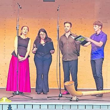 Vom Appenzell in die weite Welt hinaus - Mit ihren wundervollen Stimmen und musikalischen Tönen setzten (v.l.) Karine Lavorel (Sopran), Irena Todorova (Klavier und Gesang), Etienne Hersperger (Bariton) und Valentin Faivre (Alphorn, Waldhorn, Trompete und Gesang) den Kuhreihen bis Opern sehr zur Freude der Anwesenden mit viel Können, Charme und Witz um. FOTOS: LÉONIE MÜLLER