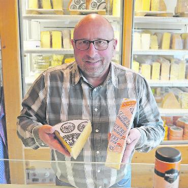 Greyerzer Käse muss nicht mehr aus der Schweiz stammen - Der Geschäftsleiter der Molkerei Gstaad, René Ryser, mit einem Gruyère-Käse (rechts) und einem Gstaader Bergkäse. Für die Molkerei wäre es verheerender, wenn die USA plötzlich auch Bergkäse produzieren würde. FOTOS: NICOLAS GEISSBÜHLER