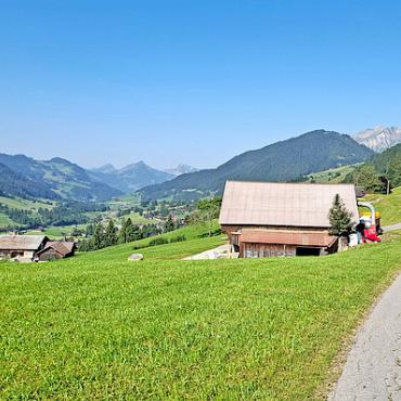 Dritte Senioren-Wanderung 2025 - PD Wir geniessen die schöne Aussicht ins Pays-d’Enhaut. FOTO: UELI MÜLLER