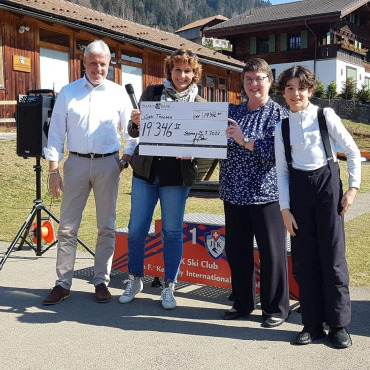 Zehn Computer und eine Solaranlage für den Verein Freunde des Mpanshya Hospitals Sambia - Von links: Jean Linder, Saanen Bank, Gabi Thoenen, Janet Woods und Rafic Said vom Humanitarian Club. (Foto: zvg)