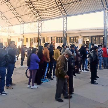 Ein Wahlsonntag in Bolivien - Warteschlangen vor dem Wahllokal. FOTO: ZVG