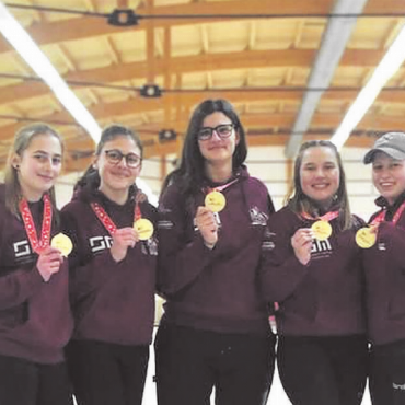 Erfolgreiche Curling-Juniorinnen - So sehen Siegerinnen aus: das Team Lyss-Gstaad mit (v.l.) Noemi von Grünigen, Mascha Lüthi (Skip), Coach Isabel Siegenthaler, Rebecca Leiser und Nikita Brand freuen sich über den Schweizermeistertitel der Juniorinnen im Curling, den sie sich am letzten Sonntag in Matten bei Interlaken sicherten. FOTOS: ZVG