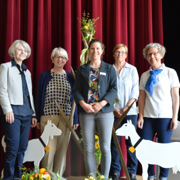 25’500 Franken für Ronald McDonald Haus Stiftung in Bern - Viel Frauenpower für das gesellschaftliche Wohl: (von links nach rechts) Kantonalpräsidentin Elisabeth Kaufmann aus Säriswil, Orlanda Vetter vom Ronald McDonald Haus in Bern, Corinne Stettler von der Blindenschule Zollikofen sowie Ruth Stettler, im Kantonalvorstand für das Jahresthema zuständig. Rechts  steht die Präsidentin des Frauenvereins Saanen, Andrea Maurer.   (Fotos: Blanca Burri)