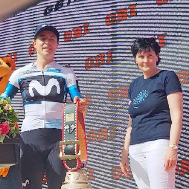 Tour de Suisse Women: Was Reusser in Gstaad begann, brachte sie zu Ende - Gemeindepräsidentin Petra Schläppi überreichte der Siegerin Marlen Reusser den ersten Preis. Schläppi war auffällig erfreut, liess sie sich doch Reussers Autogramm auf ein Käppi kritzeln. FOTO: EUGEN DORNBIERER-HAUSWIRTH
