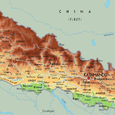 Hilfe zur Selbsthilfe - Nepal 147’000 km2 – 3x grösser als die CH knapp 31 Mio. Einwohner – 3.5x mehr als die CH 25% der Einwohner unter der Armutsgrenze; Dolpo (Dolpa) grösster Distrikt Nepals, aber nur ca. 37’000 EW keine Strassen, keine Elektrizität, ausser in Dunai vom Flughafen Dolpa 3 Std. Fussmarsch bis Dunai