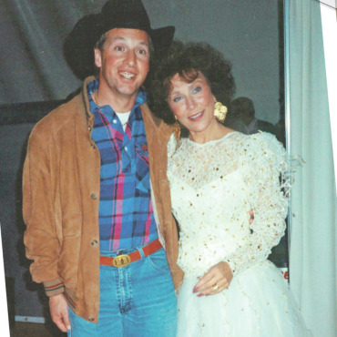 35 Jahre Country Night – die Jubiläumsausgabe - Marcel Bach, der Präsident des Organisationskomitees und Gründer der Countr y Night Gstaad, mit Superstar Loretta Lynn bei der ersten Ausgabe im Jahr 1989.