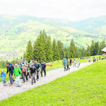 Festivalfeeling trifft auf Wandererlebnis - Am Sonntag hingegen blieb es trocken, doch der Frühling zeigte sich noch von seiner etwas kühleren Seite. FOTO: RETO HAMMER