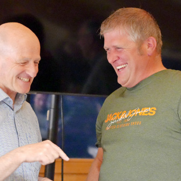 33 Jahre Vorstand: Simon Graa tritt zurück - Simon Graa (links) im Gespräch mit Stefan Walker, technischer Leiter der EGG.