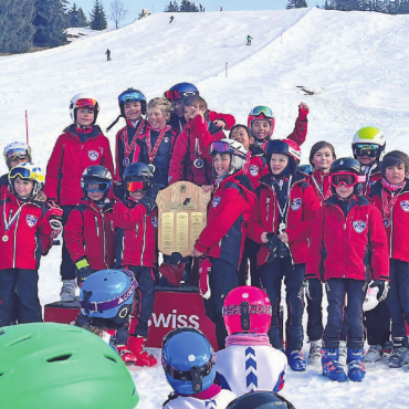 Grosser Erfolg der JFK-Skirennfahrer an den Schweizermeisterschaften der Internationalen Schulen - Die JFK-Schule mit der verdienten Team Trophy 2022 der jüngeren Skirennfahrer.