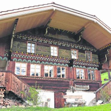«Zweck des Rubi-Fonds ist es, das vorhandene schöne Kulturgut zu erhalten» - Reich verziert: Das auf einem Hügel gelegene Jägerhaus in der Lauenen.