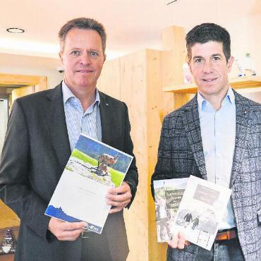 Tourismusbüro wieder am alten Standort - Gemeinsame Arbeit: Die Saanen Bank und Gstaad Saanenland Tourismus arbeiten in Zukunft im selben Gebäude. Der Vorsitzende der Geschäftsleitung der Saanen Bank, Jürg von Allmen (links), und der CEO von Gstaad Saanenland Tourismus, Flurin Riedi, in der neuen gemeinsamen Filiale.