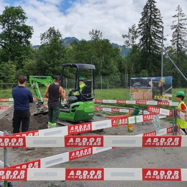 Mini-Gstaad: «Hier regieren wir Kinder!»   - Baggern ist sehr beliebt bei Jungs und Mädels. 