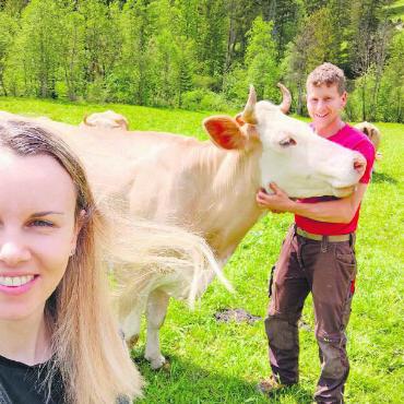 Filmdreh: «Eurotrash» am Originalschauplatz - Mirjam und Reto Wyssmüller aus Feutersoey waren mit ihren Kühen als Statisten dabei. FOTO: ZVG