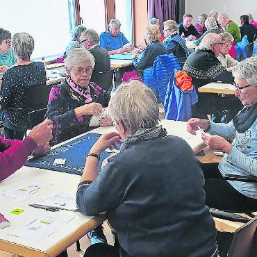 Gemütlicher Jassnachmittag für 32 Seniorinnen und Senioren - Fast alle Teilnehmenden auf einem Bild. Am Jassnachmittag mit dabei waren: Brigitte Perreten, Hans Schopfer, Erika Zumstein, Hansjörg Zahnd, Margrith Walker, Ueli Hählen, Ulrich Müller, Ursula Rolli, Dori Kernen, Theres Reichenbach, Helmut Matti, Fritz Wampfler, Bethli Küng, Emilia Hählen, Erika Brand, Rosmarie Addor (Mitorganisatorin), Yvonne Winterberger, Therese Scherz, Margrit Morier, Elisabeth Oehrli, Elsi Reichenbach, Rosmarie Aellen, Markus Tschanz, Toni Reichenbach, Christine Tschanz, Liselotte Kohli, Léonie Müller, Hanspeter Reichenbach, Ruth Annen, Erna Mösching, Willi Wampfler und Verena Zwahlen. FOTOS: ZVG