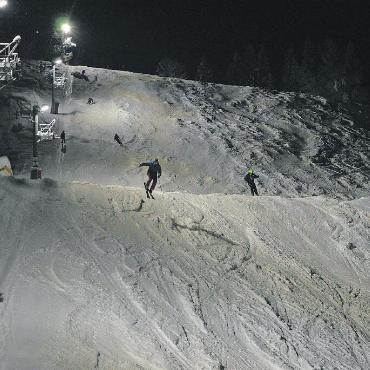 Nachtskifahren im neuen «Stade Slalom» in Rougemont - FOTO: NICOLAS GEISSBÜHLER