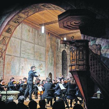 Das Cello und andere Musik-Köstlichkeiten - Victor Julien-Laferrière (Mitte) leitete das «Orchestre Consuelo».