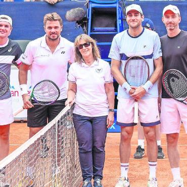 Lasst die Korken knallen: Das war das Swiss Open Gstaad 2023 - Heidi Raaflaub erlebte nach ihren über 14 Jahren als Organisationsmitarbeiterin nochmals ein Highlight: Sie durfte die Münze werfen im Doppelfinal zwischen Stricker/ Wawrinka (links) und Demoliner/ Middelkoop.