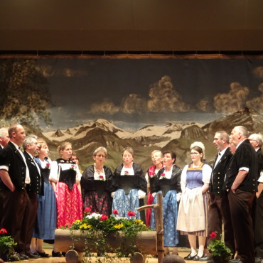 Viel einheimisches Kulturgut zum 100. Geburtstag - Mit anspruchsvollen Jodelliedern und Naturjutzen traten die Sängerinnen und Sänger des jubilierenden Vereins vor ein grosses Publikum. Fotos: Vreni Müllener