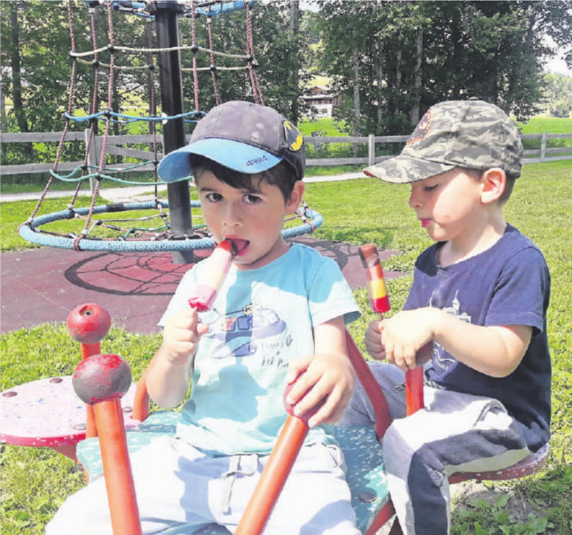 Überall Spatzen: im Postauto, auf dem Spielplatz und im Zug