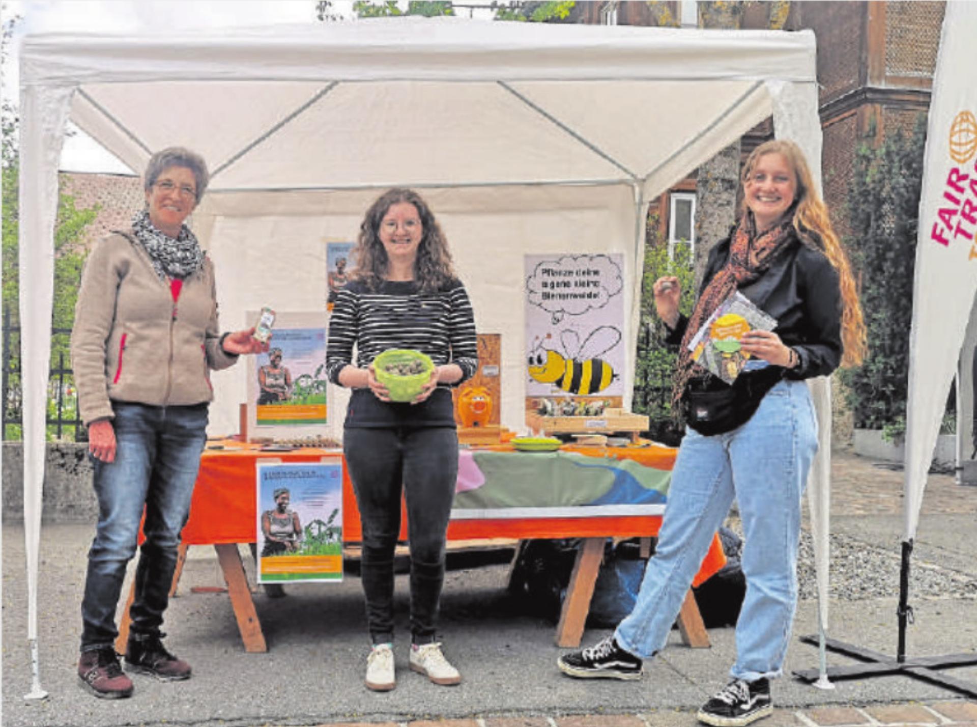 Von links: Esther Liebi, Arbeitsgruppe Fair Trade Town Zweisimmen, mit Sonja Rubi und Mirta Grundisch, Klimagruppe Simmental. FOTO: ZVG