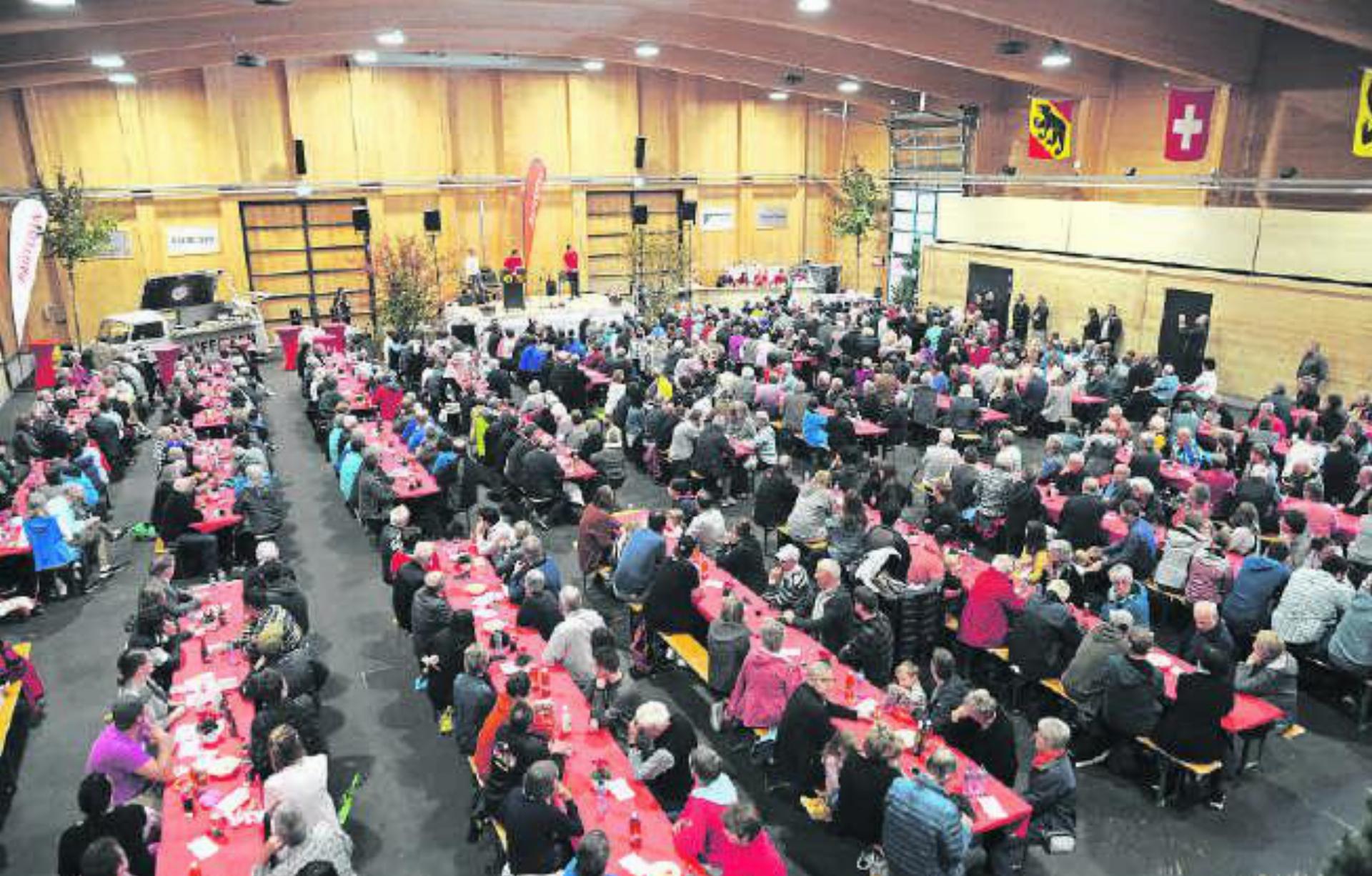 Schöner Anblick: Der Mitgliederanlass der Raiffeisenbank Obersimmental-Saanenland sorgte für eine voll besetzte Simmental Arena in Zweisimmen.