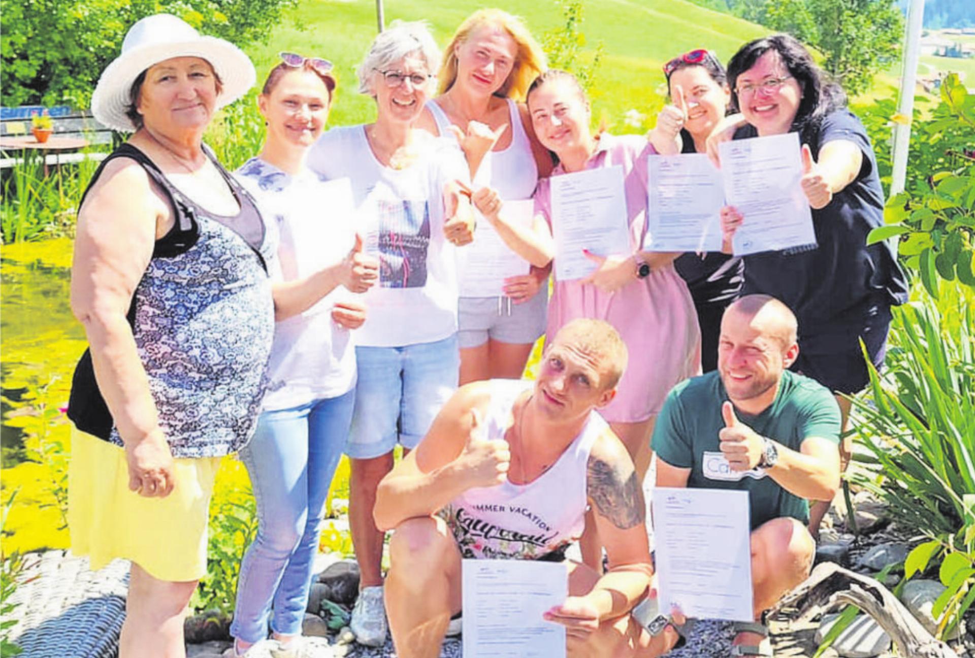 Marianne Hodel (Dritte von links) mit den sichtlich stolzen Kursteilnehmenden mit ihren Zertifikaten. FOTO: ZVG