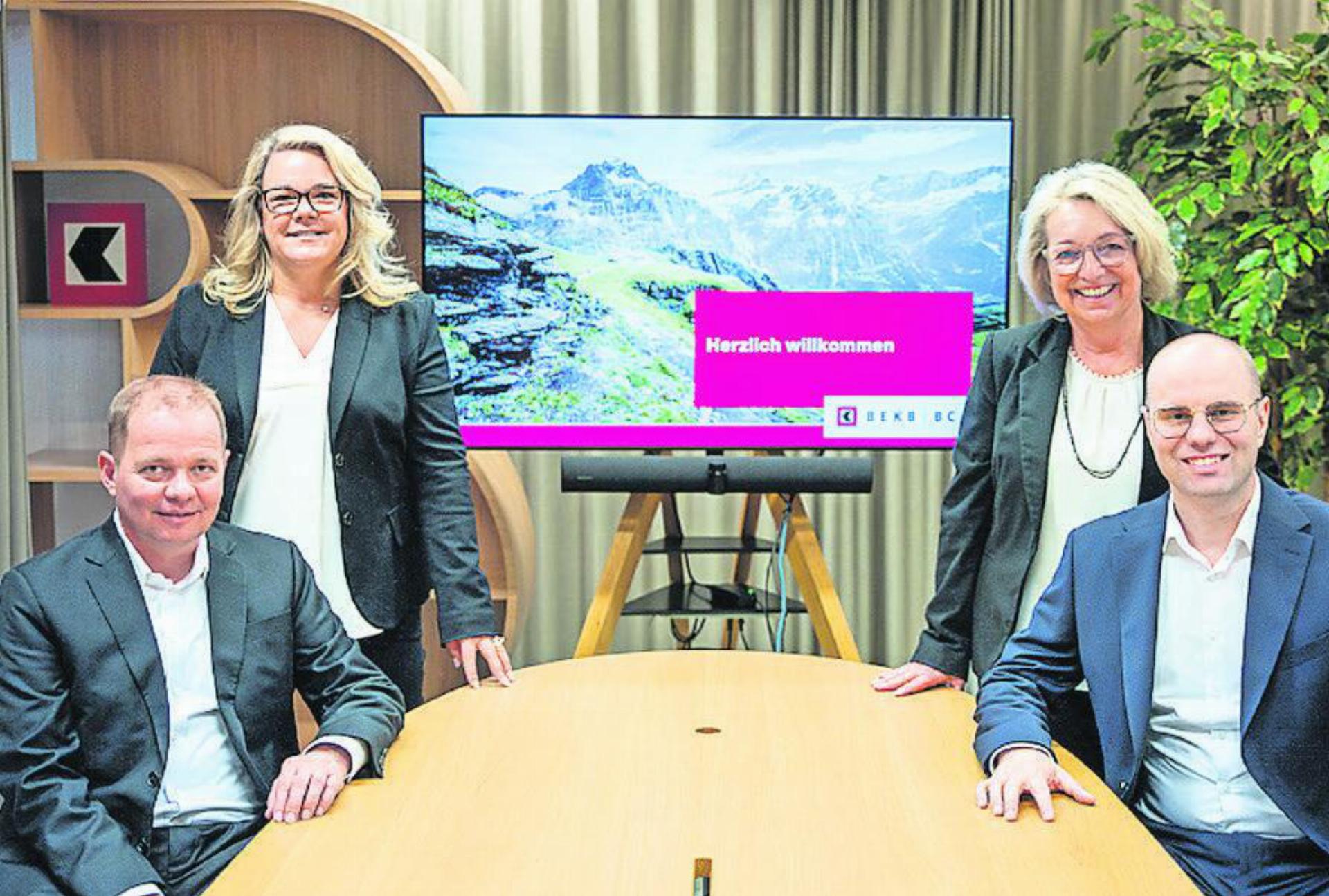Das neue Key-Client-Team in Gstaad: Corinne Saugy, Sibylle Blum (stehend von links), Daniel Reichenbach und Michael Schopfer (sitzend von links). FOTO: ZVG