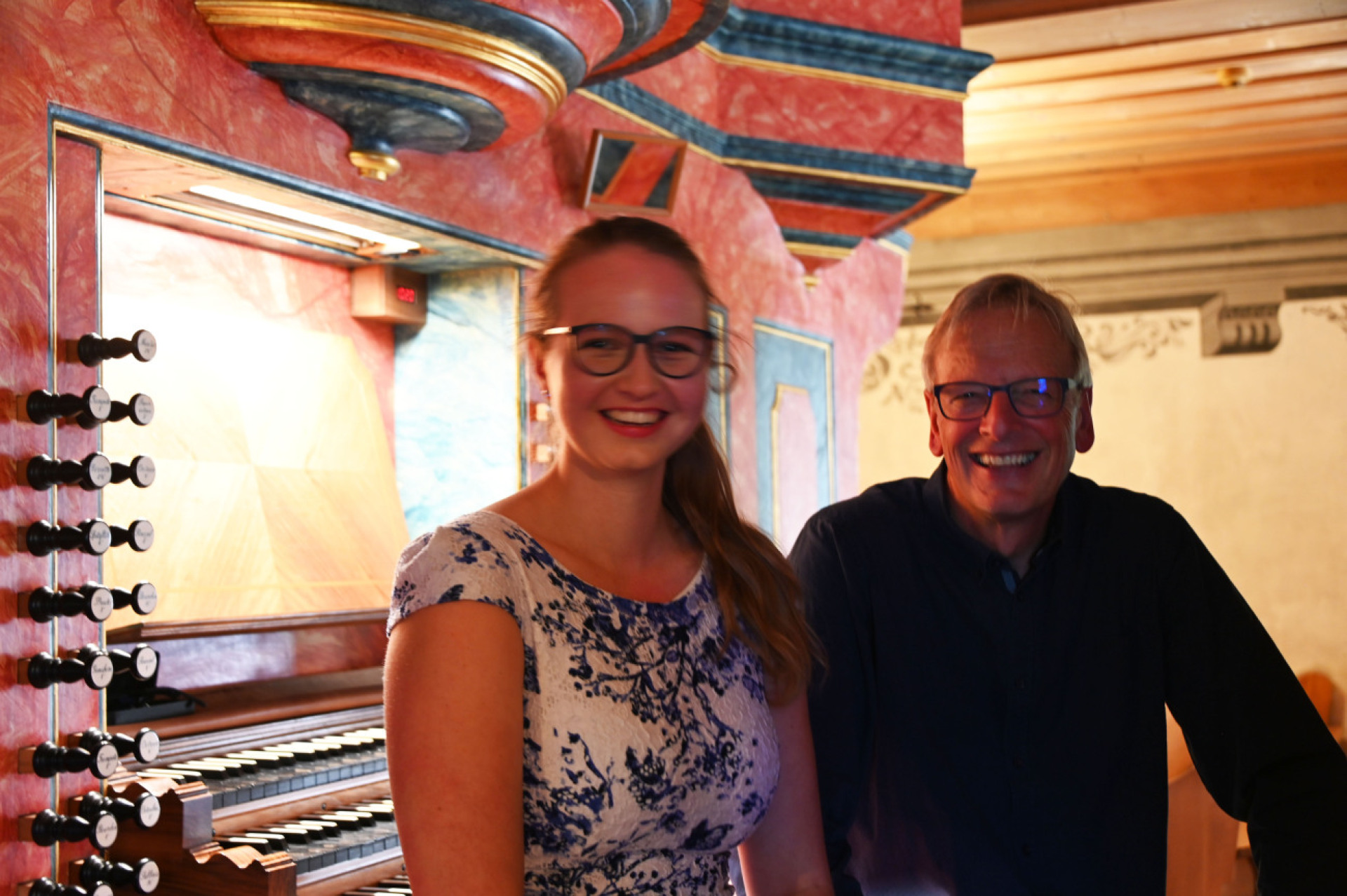 Die Musik und die ungewohnt hohen Temperaturen auf der Orgelempore liessen die Solistin Dea  Müller und den Organisten Roland Neuhaus ins Schwitzen geraten. (Foto: AVS)