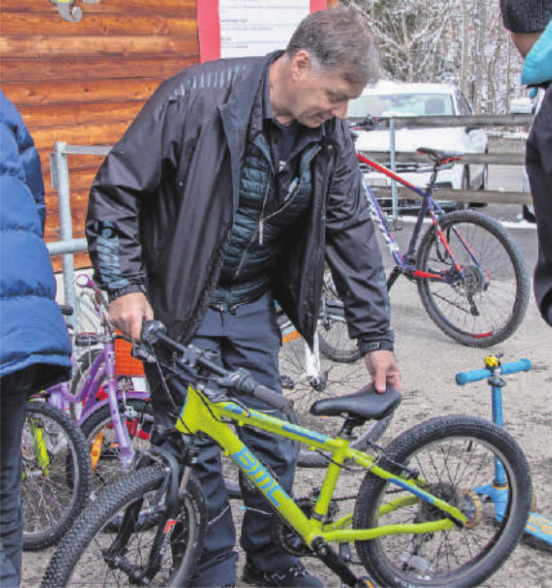 Fredy von Fredy’s Bikewält hilft schon seit Jahren bei kleinen Reparaturen oder Einstellungen an der Velobörse.