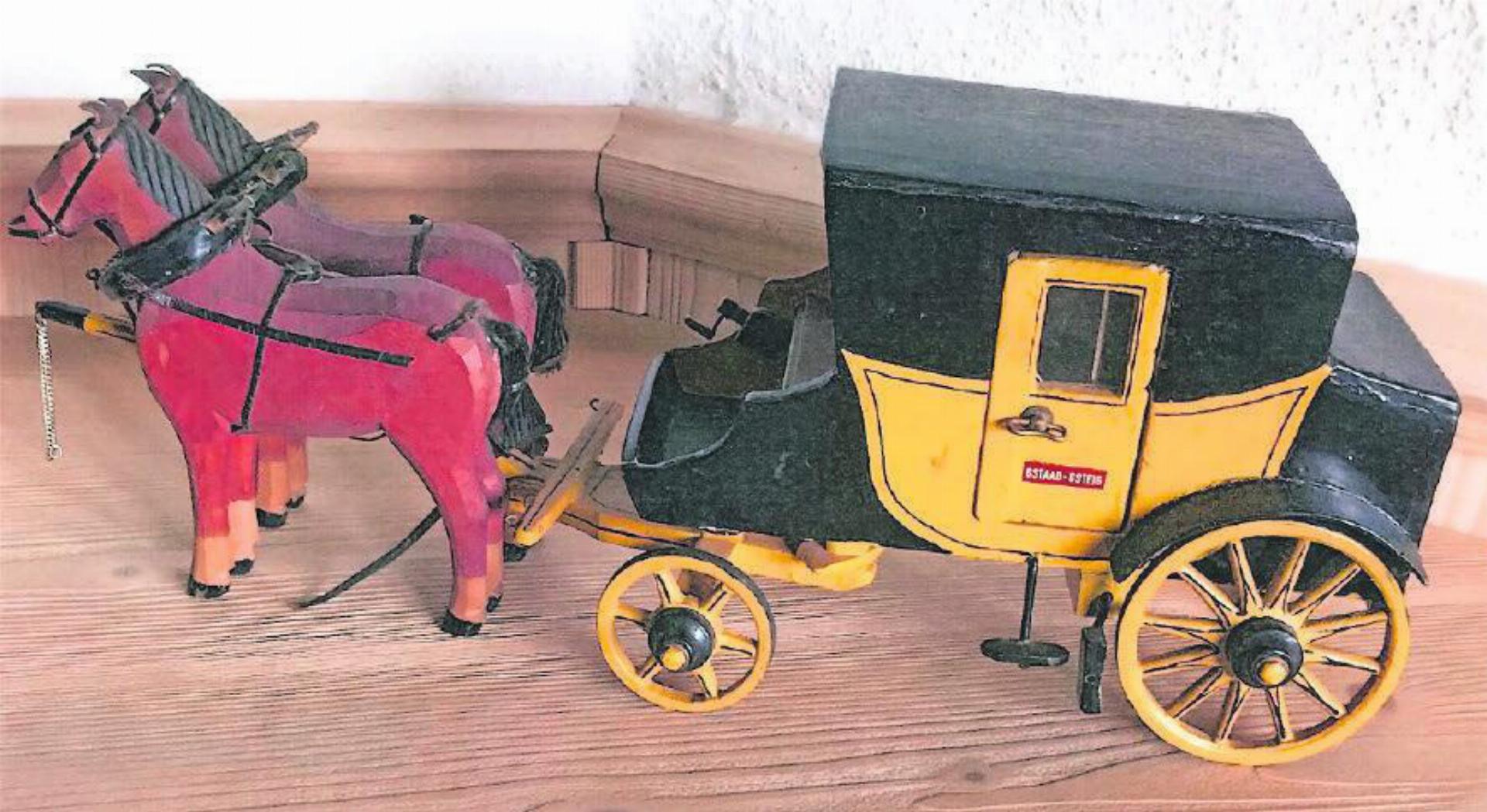 Eine kleine historische Attrappe: Anton Rüesch hat letztens ein kleines Postkutschenmodell aus dem Jahr 1920 erwerben können. Der Schriftzug «Gstaad-Gsteig» ziert es. FOTO: ANTON RÜESCH
