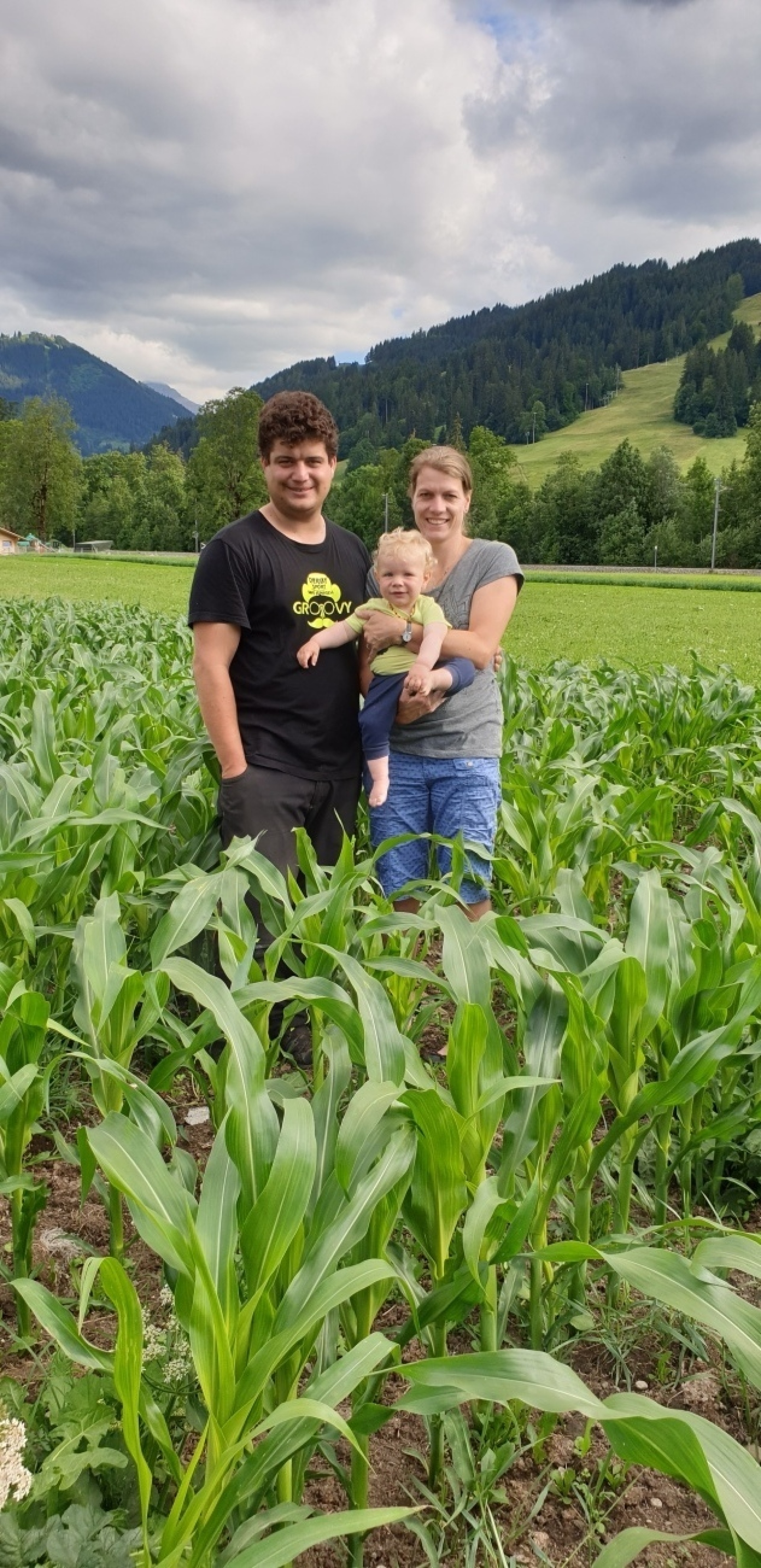 Marco und Eliane Schopfer mit Noel beobachten und betreuen ihre Felder und freuen sich auf eine gute Ernte. (Fotos: AvS)