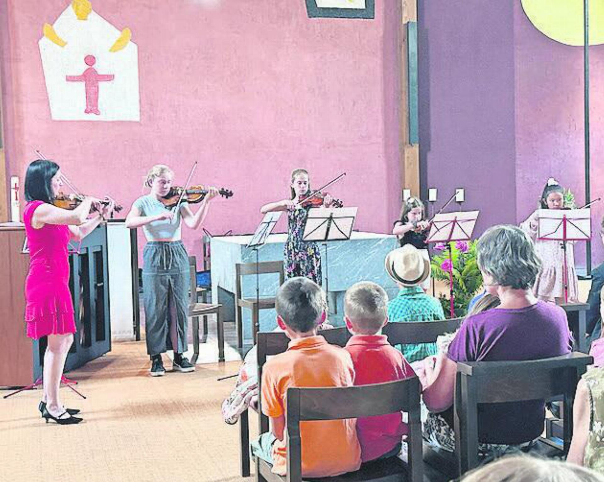 Auch das gehört zu den Schülerkonzerten: Auftritte im Ensemble mit der Lehrkraft – im Bild Nicole Frei mit Schülerinnen aus ihrer Violinklasse. FOTO: ERNST OBERLI