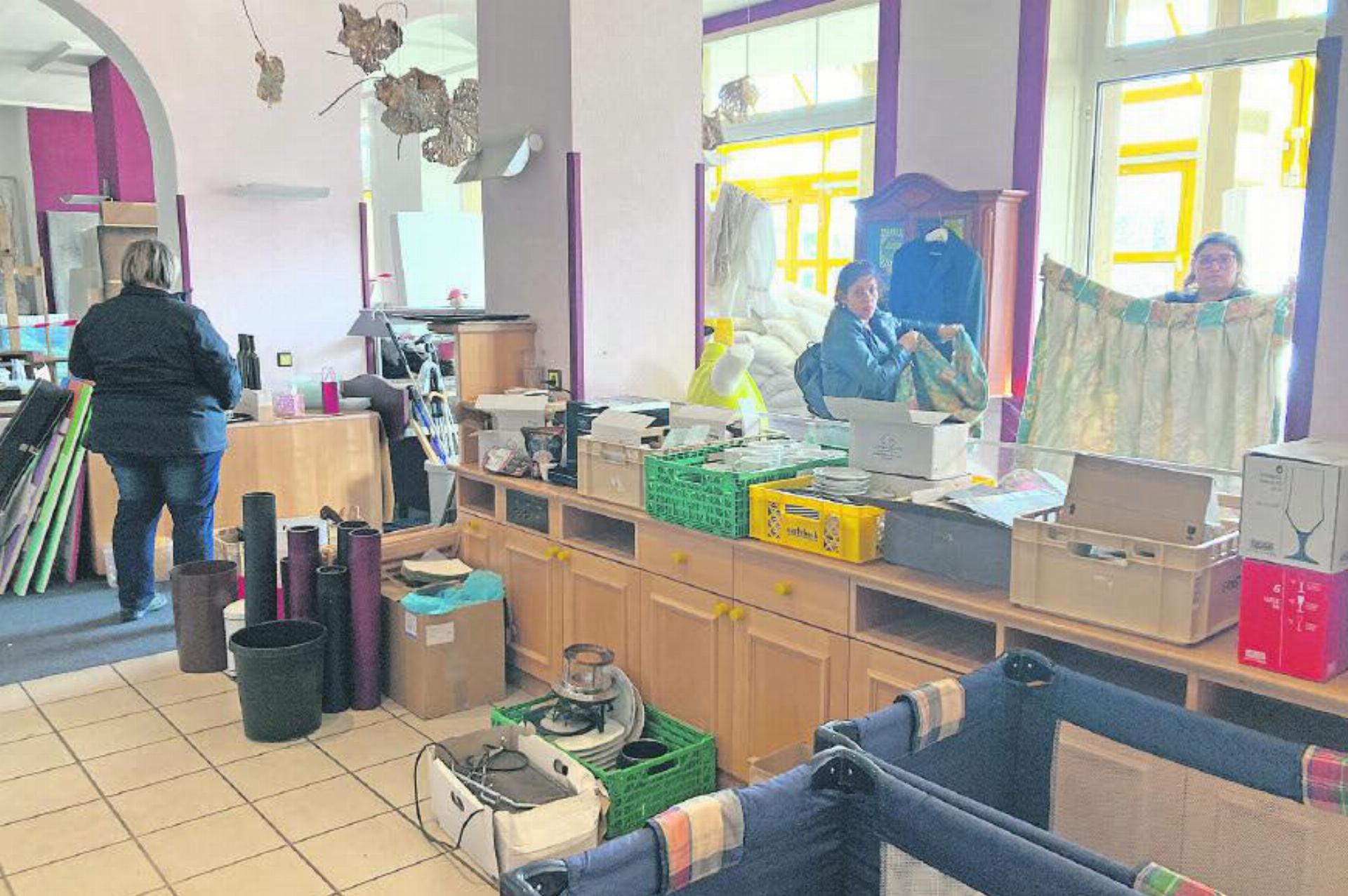 Küchenmaschine, Geschirr, Vorhänge: Der Solsana-Garage-Sale lud zum Stöbern ein. FOTOS: ZVG