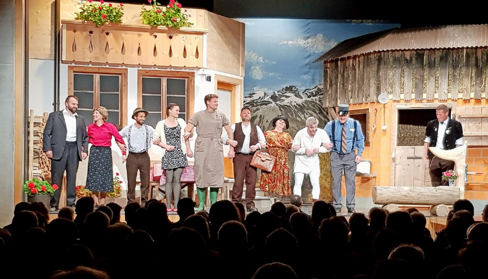 Klangvoller Jodelgesang und brillant gespieltes Theater des Jodlerklubs Gsteig