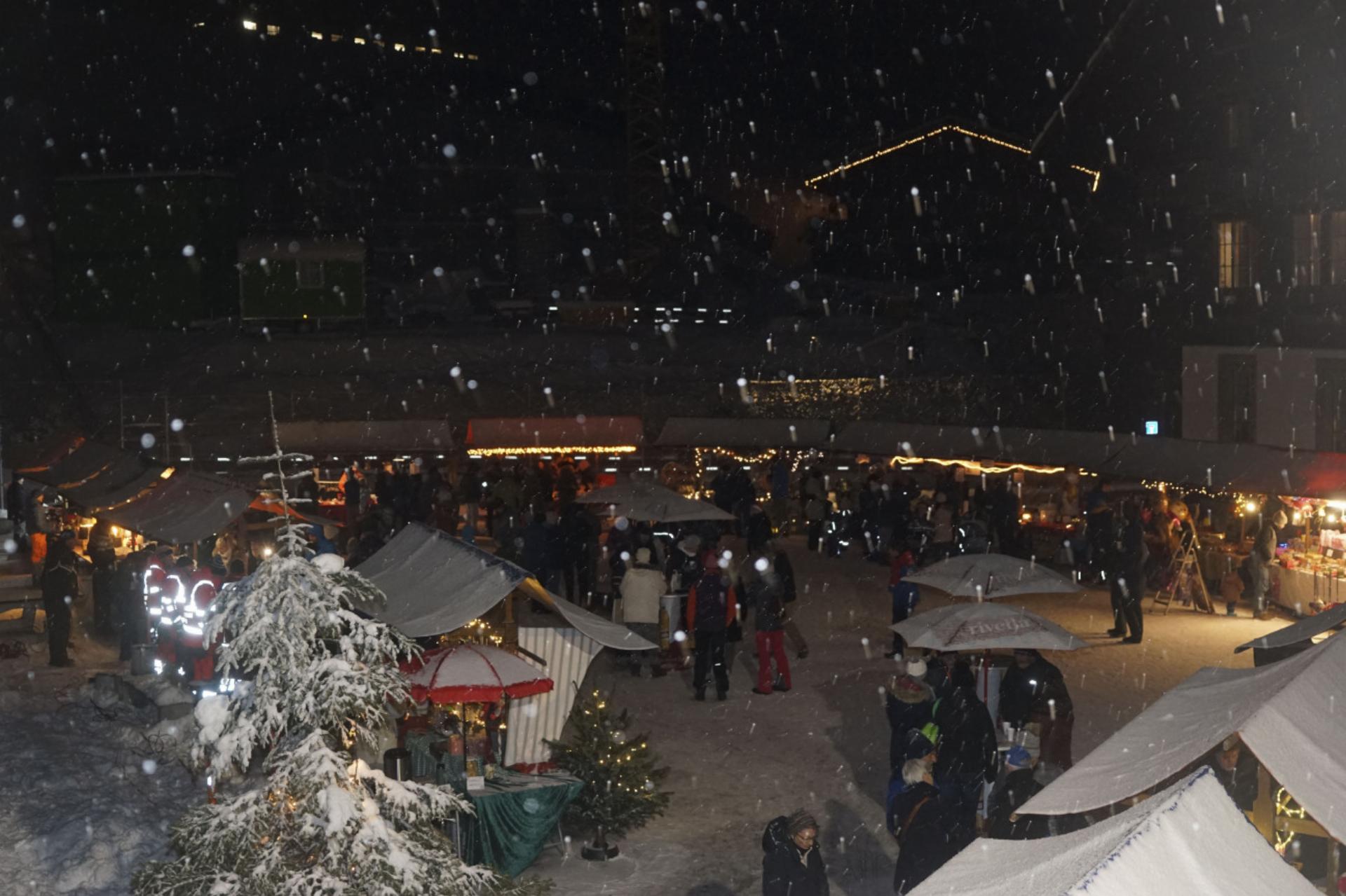 Ein helles Weihnachtslicht in der dunklen Winternacht