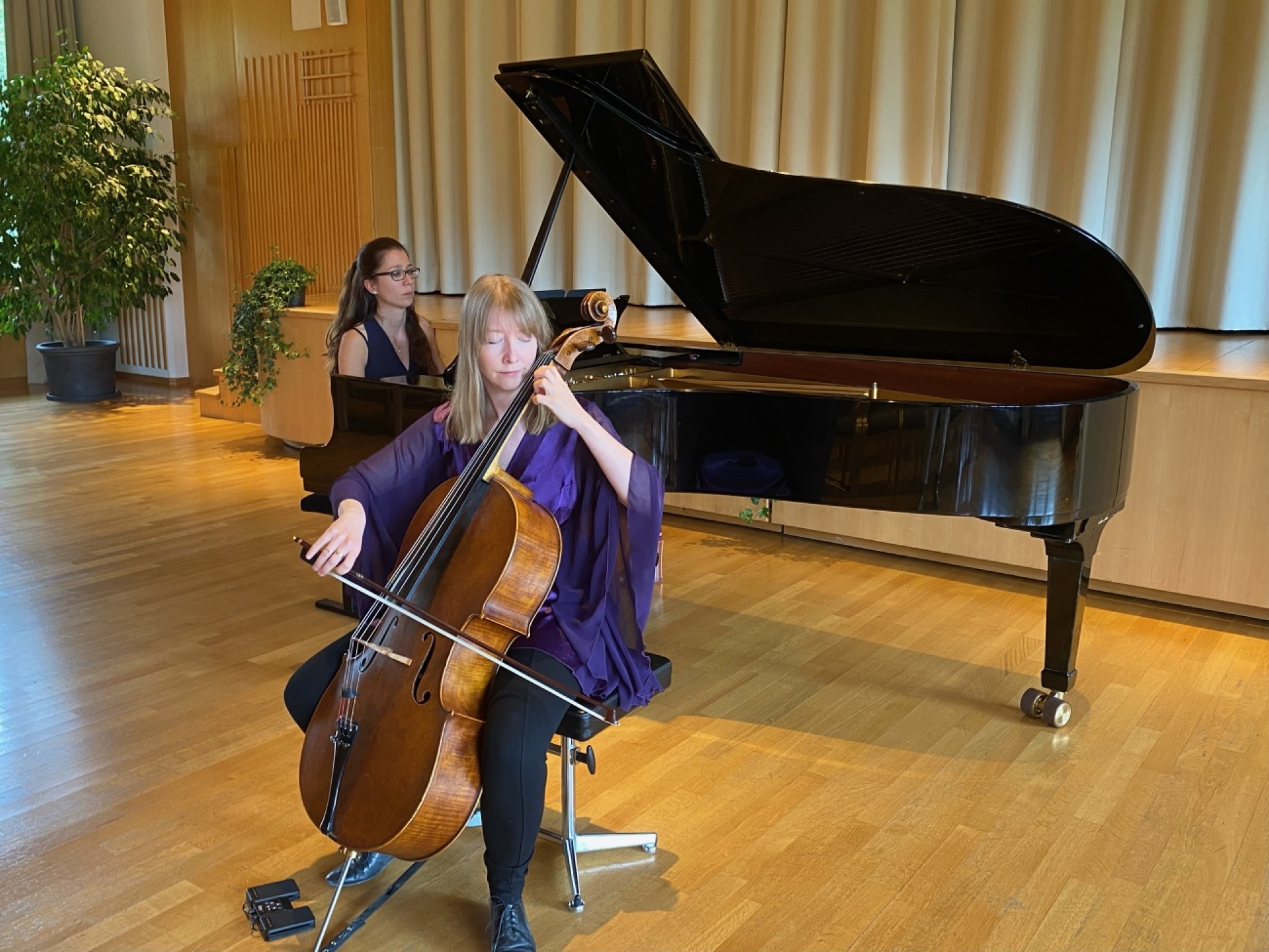 Das Duo Gehweiler-Hengartner bei  ihrem Konzert im Kirchgemeindehaus Gstaad.