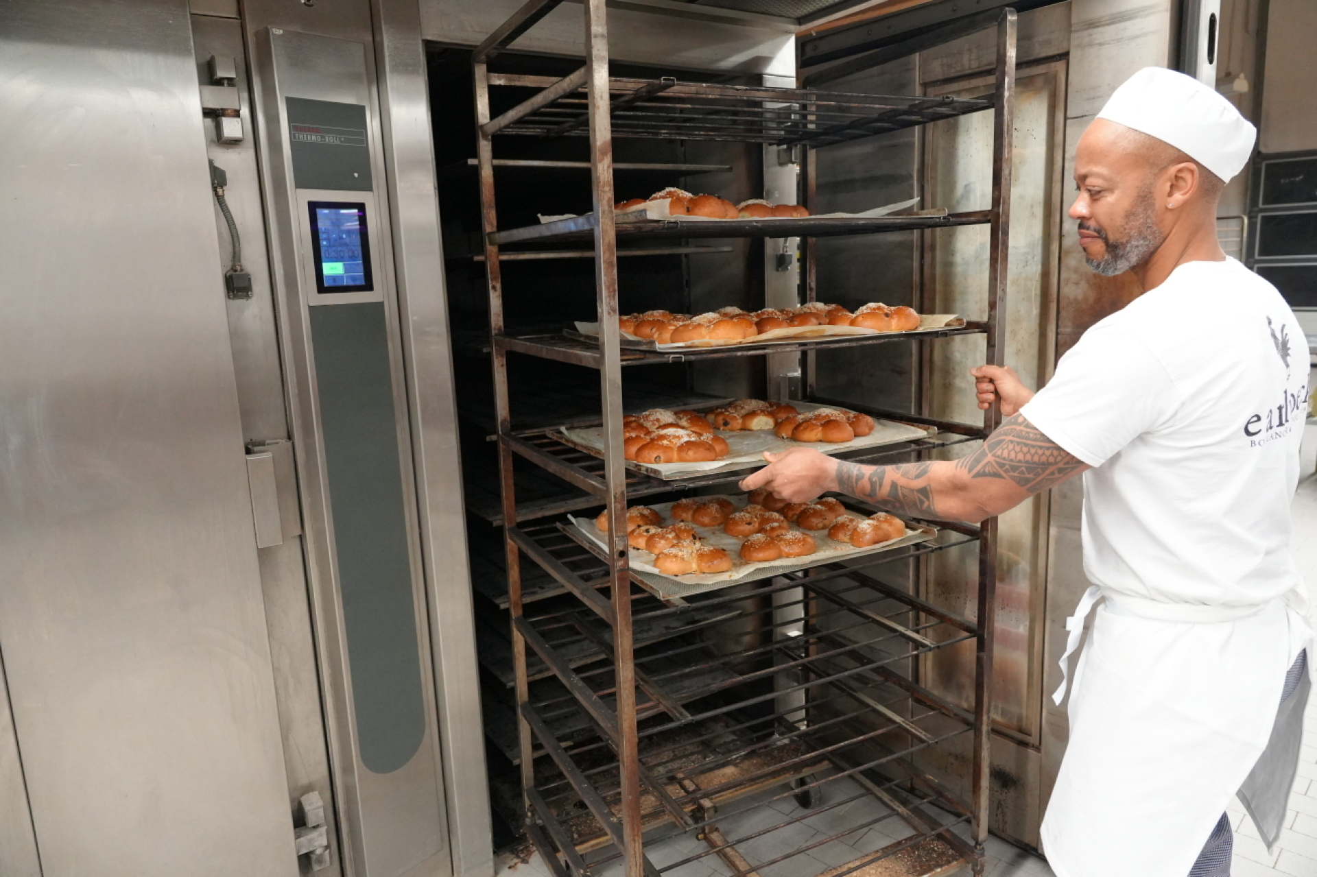 Dreikönigskuchen in Nachtaktion: ein Blick in die Backstube - Das Bild wird blockiert. – Möglicherweise durch einen aktiven Adblocker.