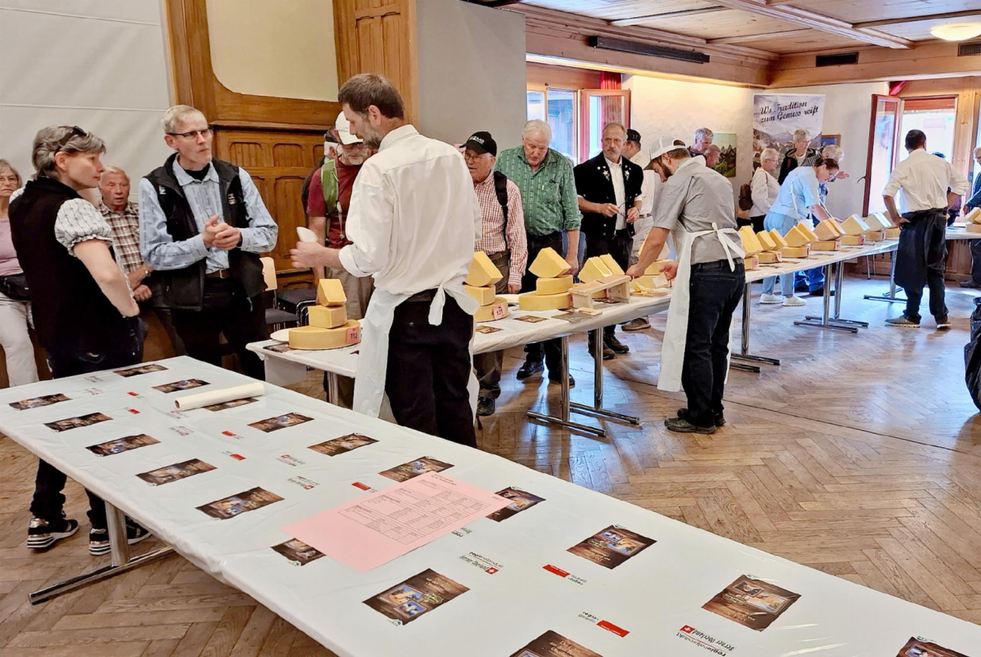 Ein Dorf im Käsefieber: Berner Alpkäsemeisterschaft in Saanen - Das Bild wird blockiert. – Möglicherweise durch einen aktiven Adblocker.