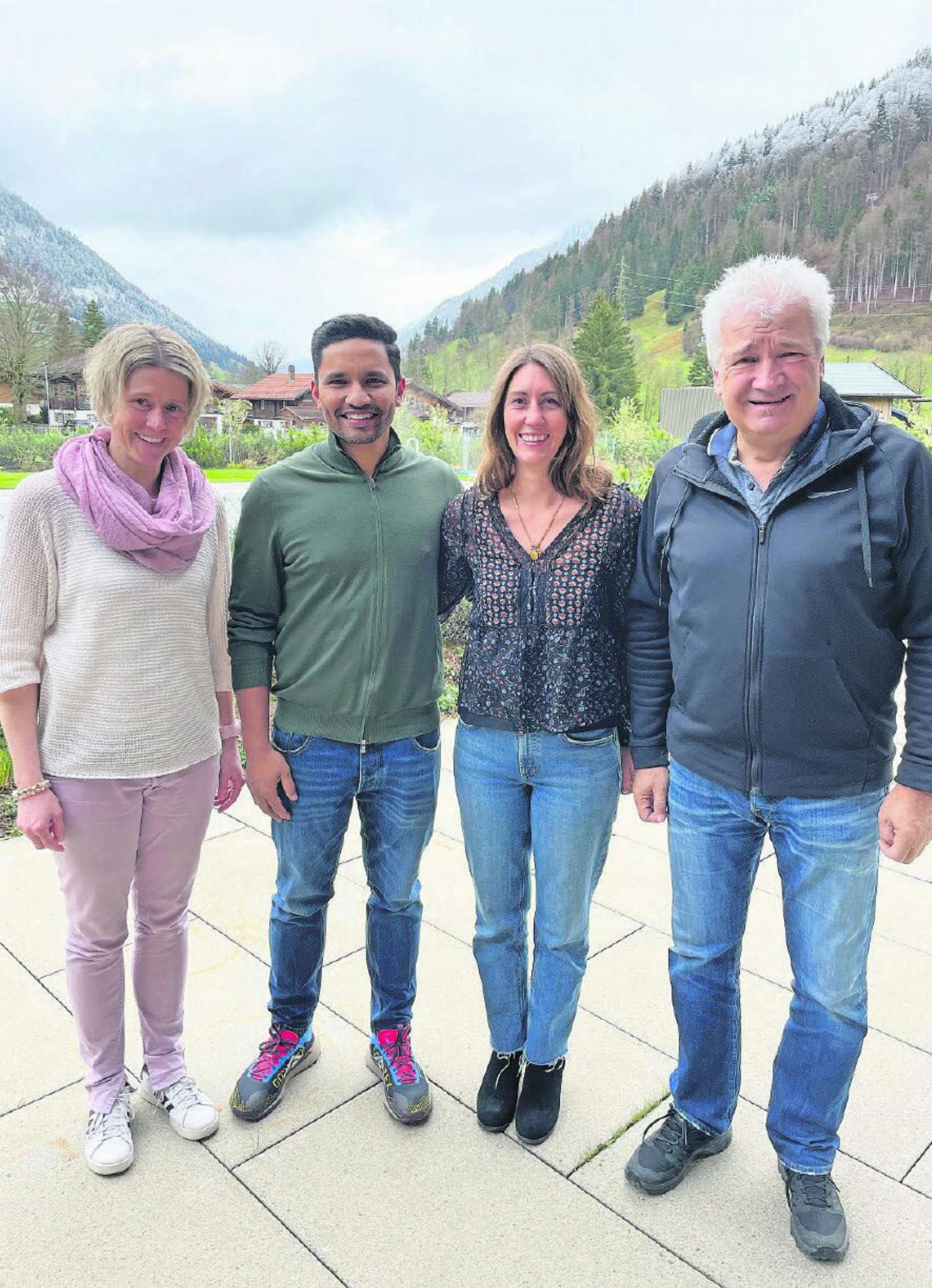 Die Geschäftsführenden des Sportzentrums Gstaad, Cornelia Walker (links) und Ruedi Kunz (rechts) mit Sathya und Linda Narayanan-Schwander, die neu die Sportzentrumsgastronomien pachten werden. FOTO: ZVG